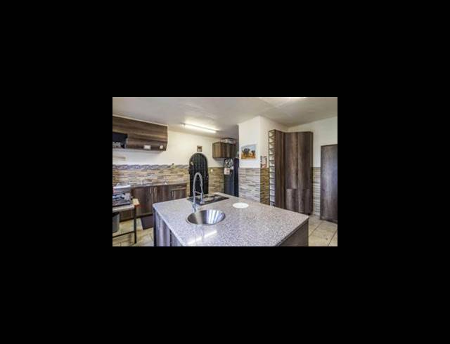 8 BEDROOM HOUSE FOR SALE IN OAKDENE
